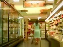 Upskirt in supermarket 2