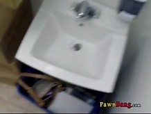 Spycam con Real Hottie en el baño Pawnshop