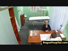 Paciente entintado de rodillas chupando médico