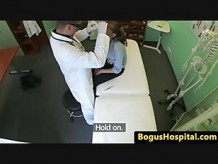 Cockriding hermosa paciente el toque de los dedos por doc
