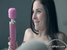Dulces chicas sin experiencia consiguen que mastican y critican sus delgados bocados - PornGem