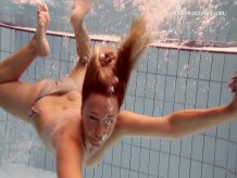 Iva Brizgina caliente bajo el agua culo apretado nena