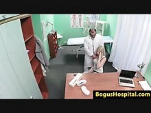 Amateur euro paciente pussyfucked por doctor