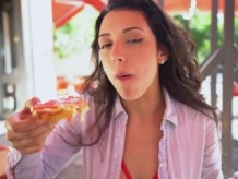 Latina ama la pizza con cum topping