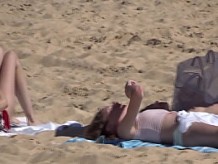 Topless con amigas en la playa 03