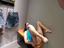 Esposa follada y creampied en el vestidor de Outlet Mall