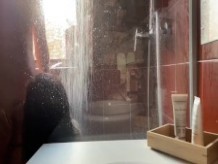 Se folla a su compañera de cuarto japonesa latina en la ducha - ventana abierta para que los vecinos puedan ver