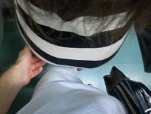 Mi esposa describe cómo un extraño se le acercó en el tren y trató de tocar su coño debajo de la minifalda