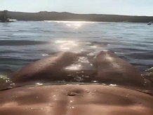 Heidi Klum flotando en el agua