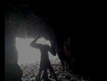 En la playa, escondido dentro de la cueva.