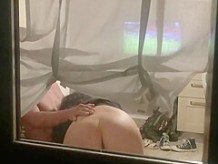 Voyeur atrapado sexo de pareja a través de ventana espiando vecino
