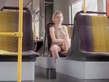 increíble rubia en autobús downblouse y upskirt sin pantie