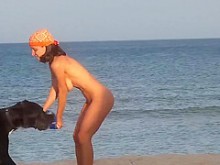 Chica delgada perfecta jugando en la playa