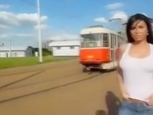 Chica Morena Caliente Mostrando Tetas Y Coño En Lugares Públicos