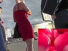 Video upskirt gratis de la sexy MILF en falda ajustada