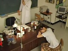 Colegiala japonesa caliente follada por un médico pervertido