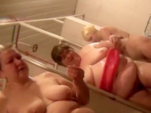 Abuelas gordas lavándose después del trabajo