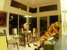 Mujer rubia atrapada haciendo trampa en la sala de estar con cámara oculta