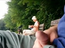 teaser-eyaculación pública para la abuela en el parque
