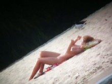 Foto de cámara espía de un bronceado rubio nudista caliente en la playa