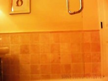 Adolescente en forma en bikini verde atrapada en una cámara espía oculta en la ducha