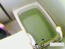 Asiática delgada atrapada en el baño cámara oculta tirando pedos en la bañera