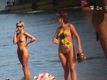 Gente amateur de aspecto atractivo en el mejor video de playa nudista