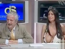 Mujer italiana muestra sus tetas gigantes en programa de televisión