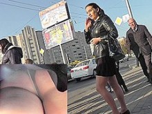 Morena en pantimedias filmada por una cámara espía bajo la falda