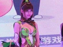 Los nuevos cosplayers japoneses dan una vista de blusa
