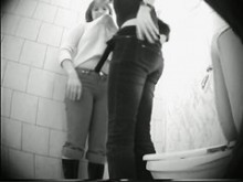 Dos chicas amateur por turnos muestran culos meando en el baño