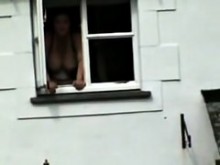 Pesado titted amateur espiado en la desagradable ventana voyeur porno