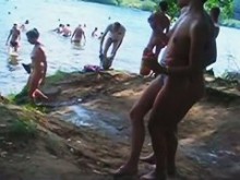 Video de cámara oculta tomado mientras pasea por una playa nudista