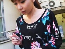 Chica japonesa confundida muestra todo su pecho a una cámara espía