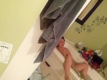 Hermana atrapada frotando el coño en un baño