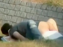 Joven pareja alemana follando en la hierba durante mucho tiempo