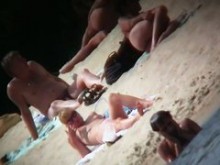 Un voyeur busca mujeres hermosas en una playa nudista