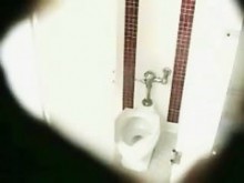 Sexo lésbico caliente atrapado en una cámara espía de baño