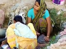Chica de pueblo indio espiada al aire libre escondida