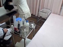 Porno médico voyeur con médico follando a su joven paciente