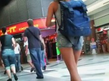 Nena turista con figura sexy y piernas sexys en la calle acción sincera