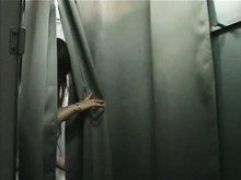 Chica asiática de pechos pequeños en una cámara espía en un vestuario