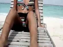 Sexy esposa masturbándose en la playa