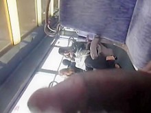 Polla pública mostrando y masturbándose a dos chicas en el tren