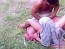 Chica india follada en la hierba por un tipo desesperado