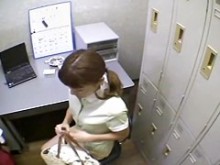Japonesa con trenzas follada en un vídeo de sexo en la oficina