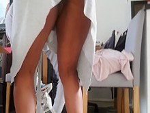 Esposa latina sexy en una bata de baño reveladora haciendo tareas domésticas - Upskirt Bubble Butt y Cameltoe Pov
