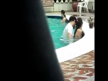 Gordito metiéndose a la piscina - Pareja colombiana pillada teniendo sexo en una caca pública