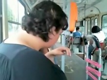 Hombre gordito muestra su polla en el transporte público