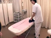 Adolescente japonesa recibió un duro golpe en el coño después de un masaje